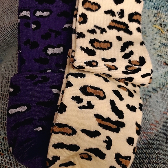 2 pack pair of leopard print medium thickness socks, purple & beige. - Picture 5 of 9